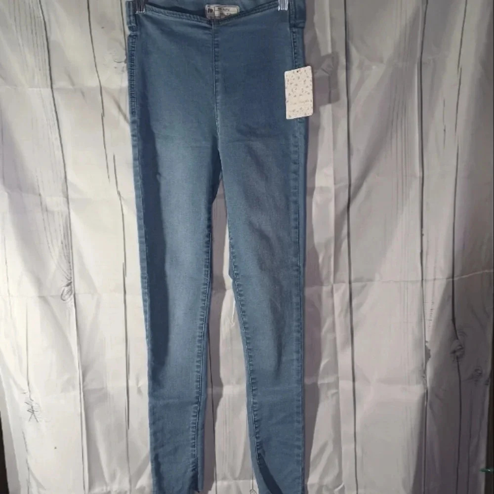 Free people light denim Jegging with raw hem NWT